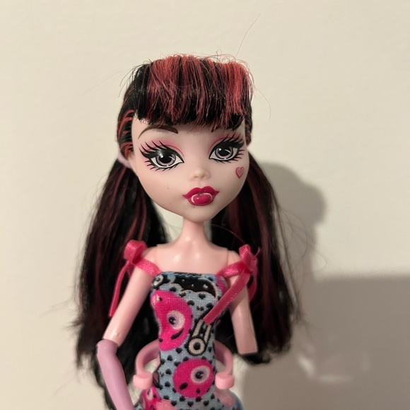 Monster High Doll Draculaura (G1) in Emoji Mattel (G2) clothing - Picture 1 of 6